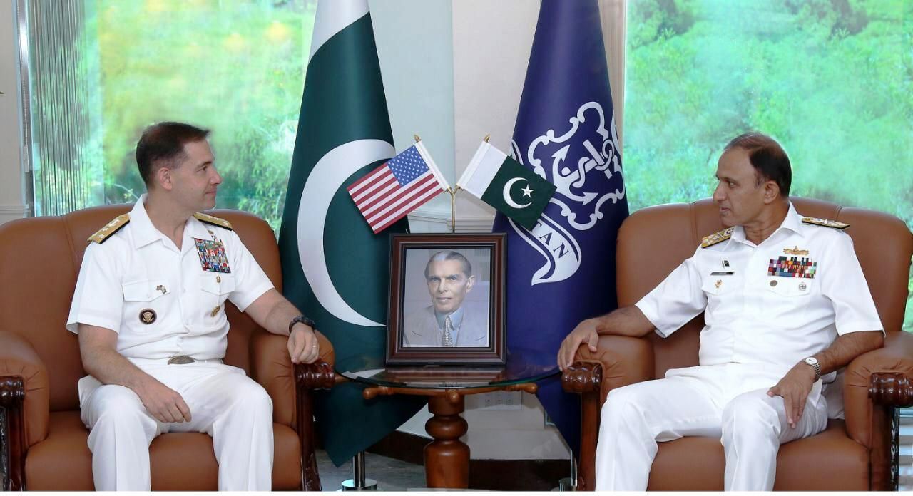Commander US NAVCENT meets Pakistani naval cheif