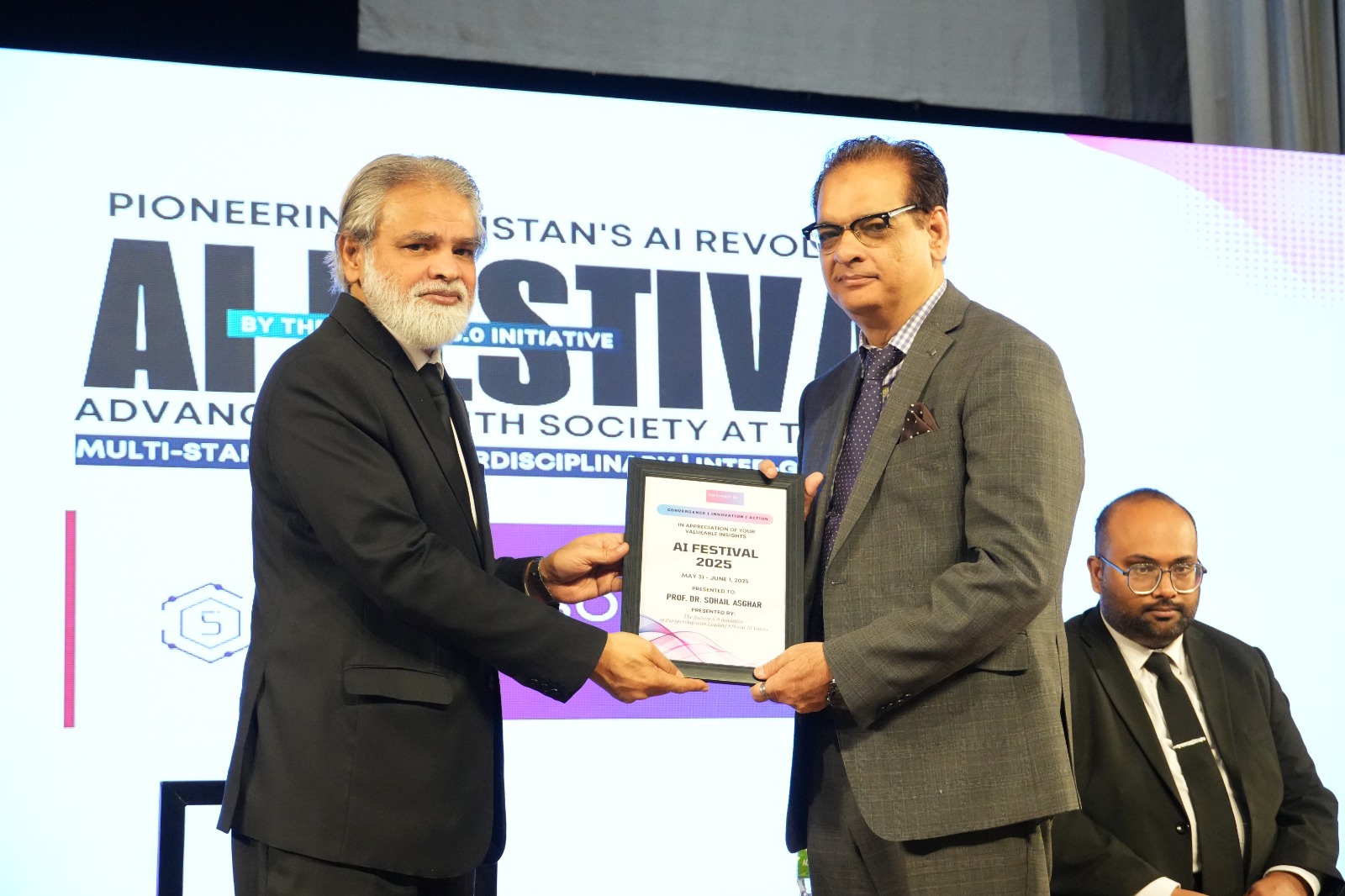 Dr. Sohail Asghar, Dean and Campus In-Charge at COMSATS University Islamabad, receives a token of thanks from Justice Iqbal Hameedur Rahman.