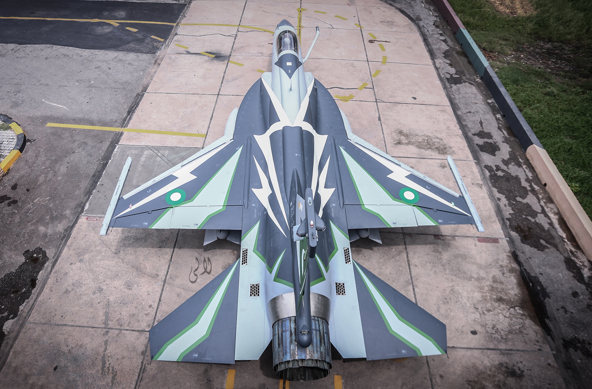 A top-down view of the JF-17C Block-III, featuring its custom livery designed for RIAT 2025, highlights the aircraft’s dynamic contours and striking visual identity. (X/@alpha_limaa)